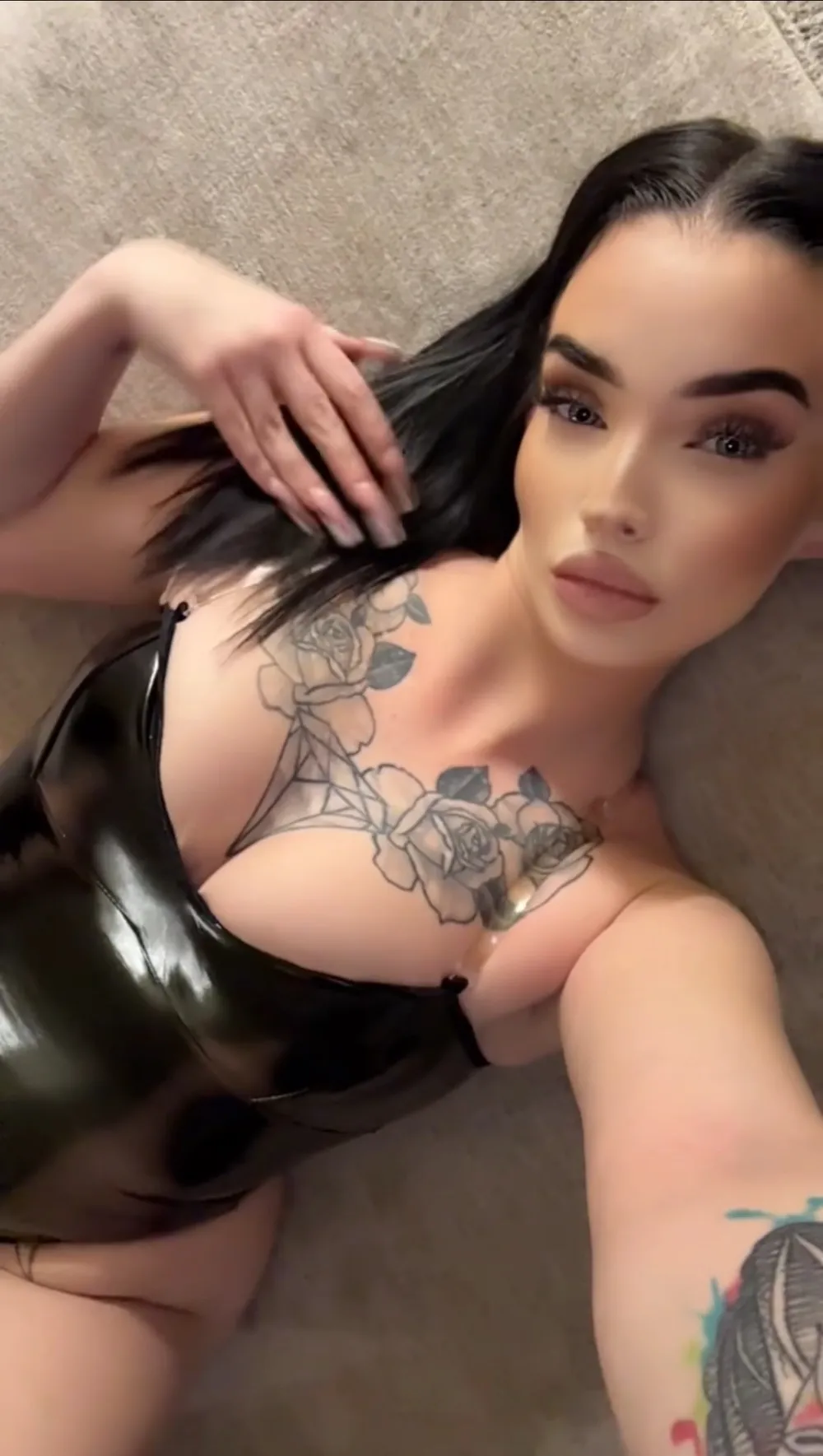 OnlyFans Model Jennifer Ariaa taking a selfie in sexy lingerie on the floor